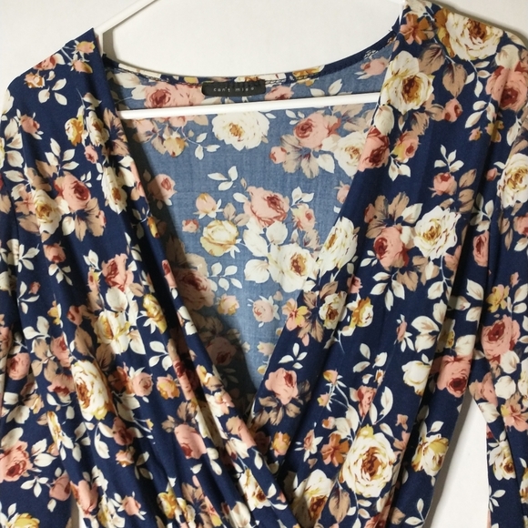 Can't miss floral patterned romper size small - Picture 2 of 9